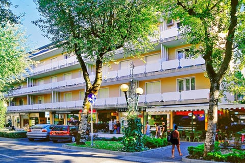 Facade/entrance, On-site shops