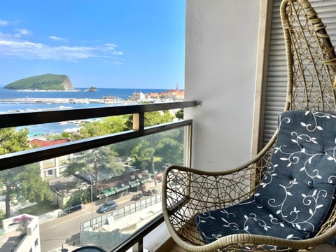 Natural landscape, View (from property/room), Balcony/Terrace, Seating area, Sea view