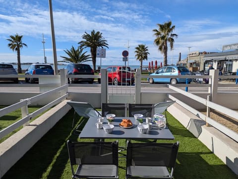 Patio, View (from property/room), Balcony/Terrace, Food and drinks, Dining area, Food, Sea view