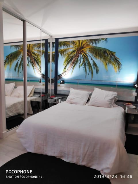Shower, Patio, Staff, Bed, Bathroom, View (from property/room), Photo of the whole room, Decorative detail, Seating area, Bedroom, Bath, internet, air conditioner