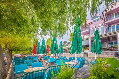 Restaurant/places to eat, Garden, Balcony/Terrace