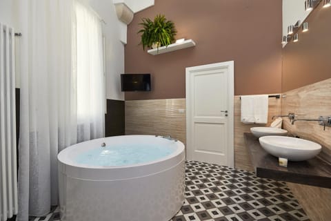 Hot Tub, Bathroom