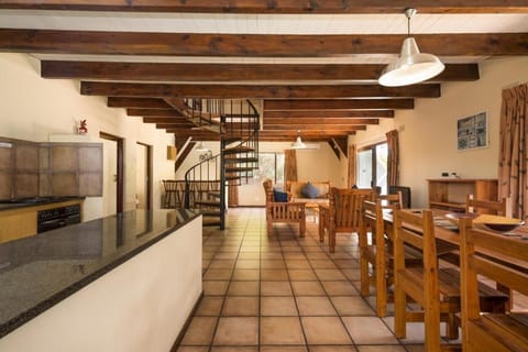 TV and multimedia, Kitchen or kitchenette, Living room, Seating area, Dining area