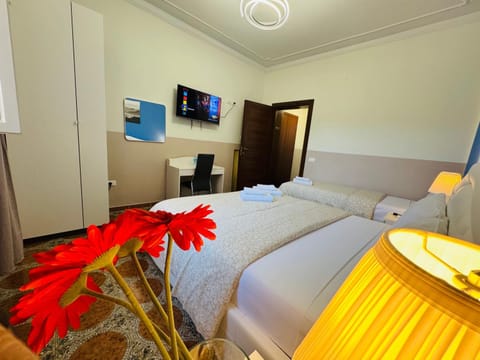 Bed, TV and multimedia, Photo of the whole room, Bedroom