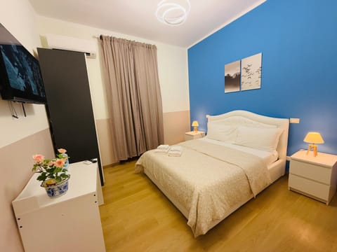 Bed, TV and multimedia, Photo of the whole room, Bedroom, wardrobe