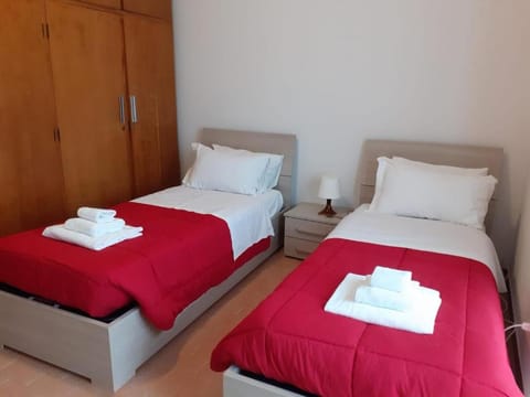 Bed, Bedroom, towels