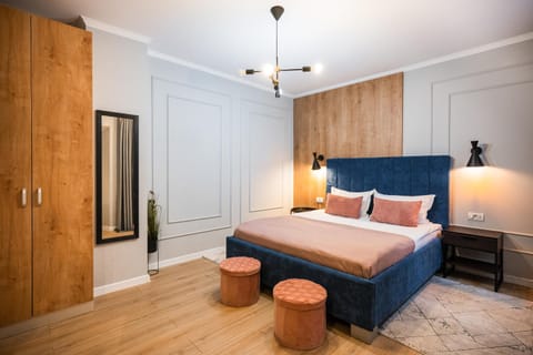 Bed, TV and multimedia, View (from property/room), Photo of the whole room, Decorative detail, Bedroom, flat iron, furniture, hair dryier, heating, internet, microwave, soundproof