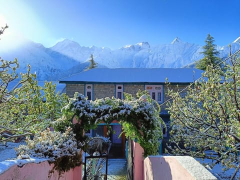 Property building, Spring, Day, Natural landscape, Garden, Garden view, Mountain view
