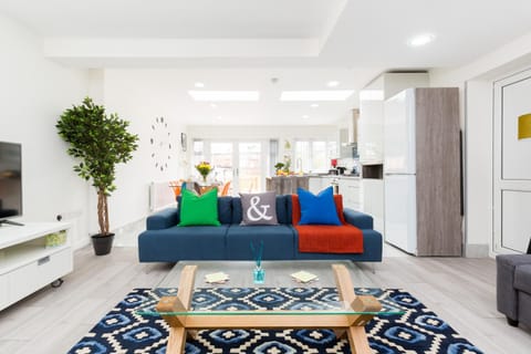 TV and multimedia, Kitchen or kitchenette, Living room, Seating area, Dining area