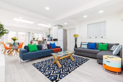 TV and multimedia, Kitchen or kitchenette, Living room, Seating area