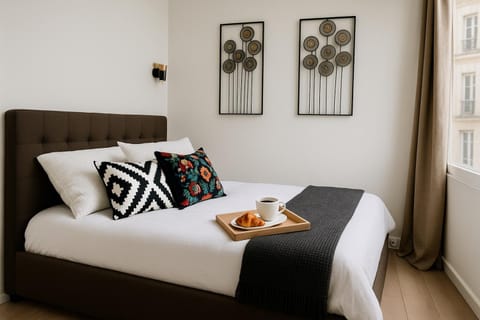 Bed, Living room, Food and drinks, Photo of the whole room, Bedroom, Food