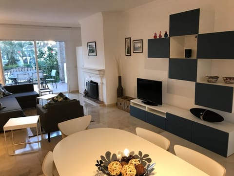 TV and multimedia, Living room, Seating area, Dining area, Garden view