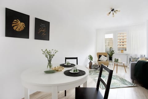 Bed, TV and multimedia, Balcony/Terrace, Living room, Photo of the whole room, Bedroom, Sea view, wardrobe