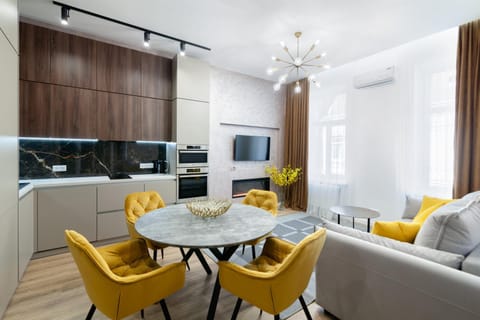 Kitchen or kitchenette, Living room, Seating area, Dining area