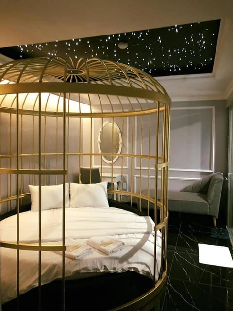 Bed, Photo of the whole room, Decorative detail, Bedroom