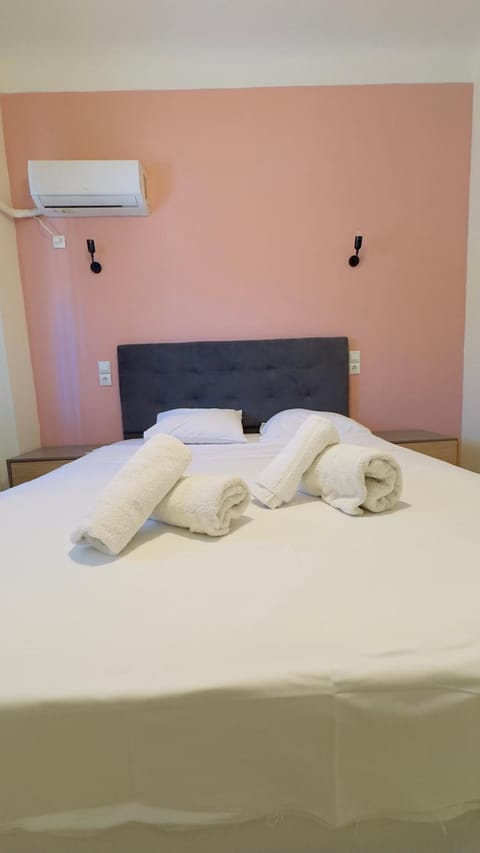 Bed, Photo of the whole room, Bedroom, towels, air conditioner