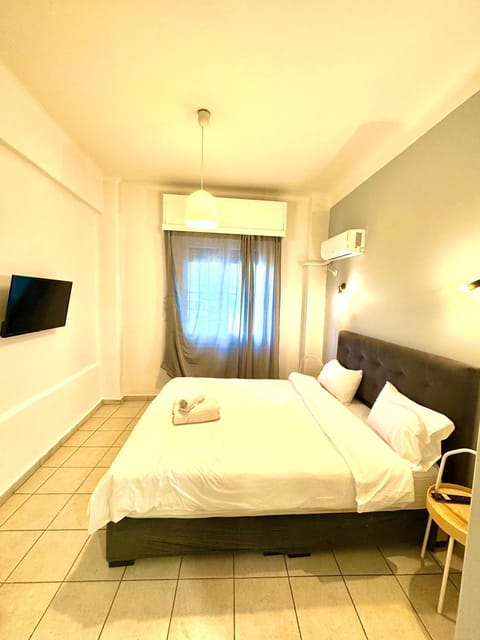 Bed, TV and multimedia, Photo of the whole room, Bedroom, towels