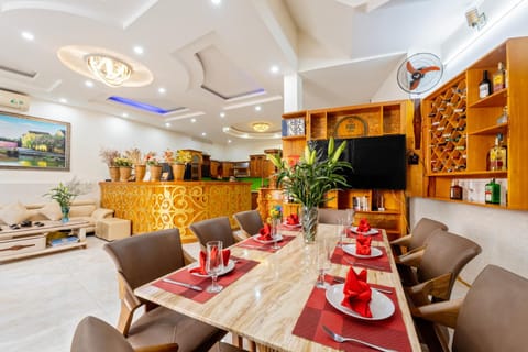 Restaurant/places to eat, Living room, Food and drinks, Banquet/Function facilities, Seating area, Food, air conditioner
