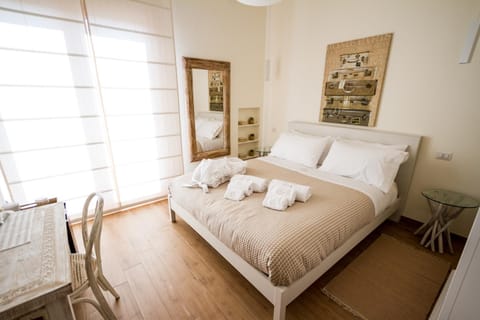 Bed, Photo of the whole room, Decorative detail, Bedroom