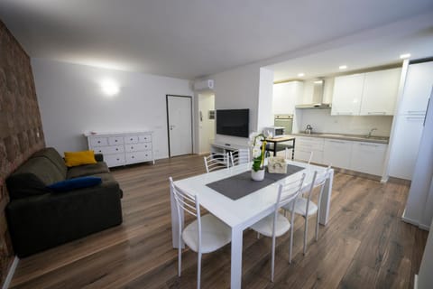 TV and multimedia, Living room, Seating area, Dining area