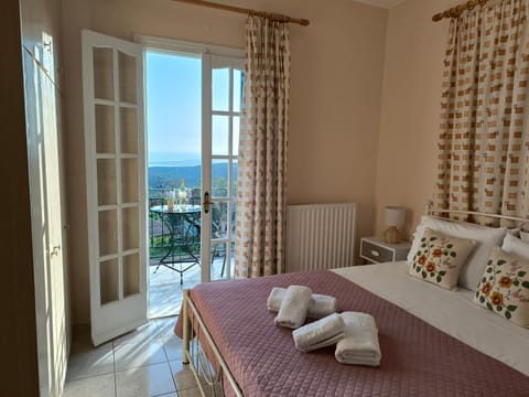 Bed, View (from property/room), Balcony/Terrace, Photo of the whole room, Bedroom, Mountain view, Sea view, towels, wardrobe