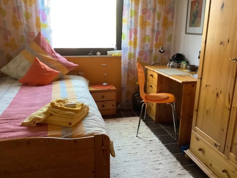 Bed, People, Photo of the whole room, Seating area, Bedroom, wardrobe