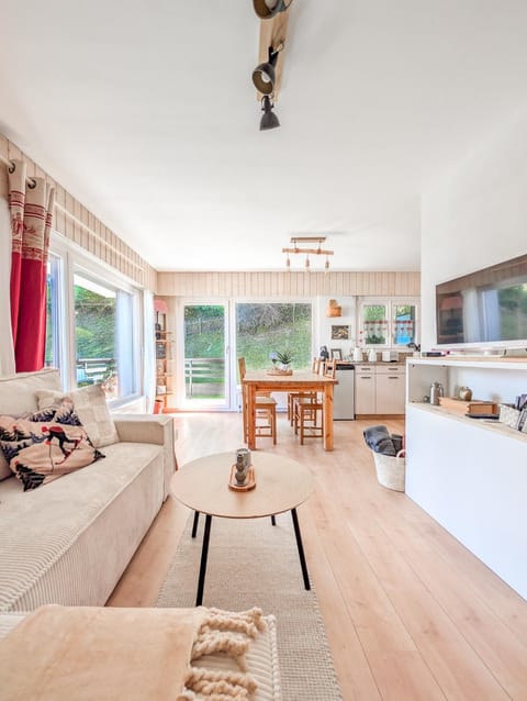 TV and multimedia, Living room, Seating area, Dining area