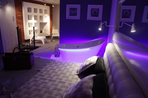 Bed, Photo of the whole room, Seating area, Bedroom