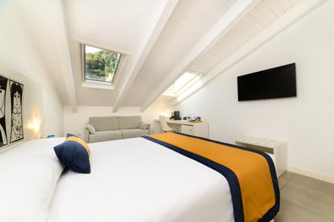 Bed, TV and multimedia, Photo of the whole room, Bedroom