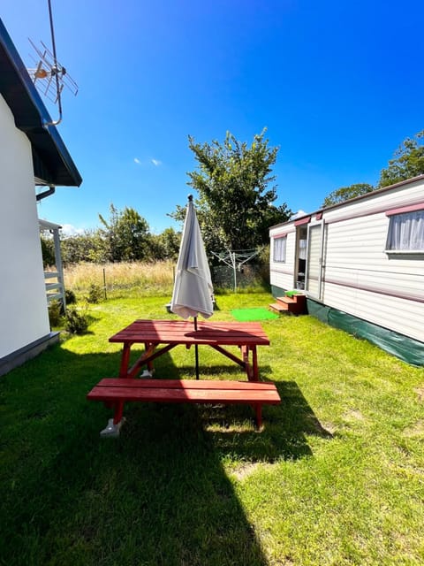 Property building, Day, Garden, Garden view