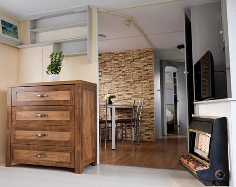 TV and multimedia, Dining area, hair dresser, wardrobe