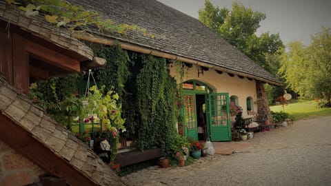 Property building, Restaurant/places to eat, Garden, Garden view