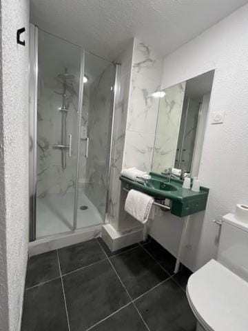 Shower, Toilet, Bathroom, towels