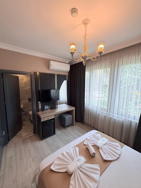 Communal lounge/ TV room, Bathroom, TV and multimedia, Photo of the whole room, Bedroom, towels, air conditioner