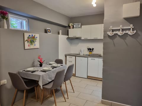 Kitchen or kitchenette, Dining area