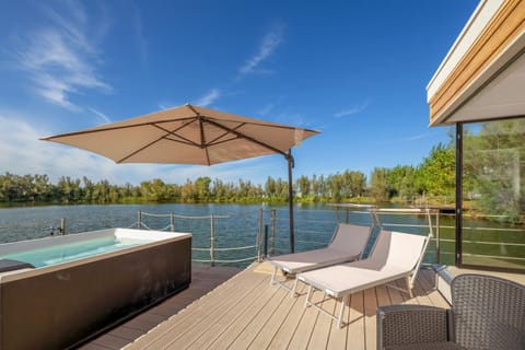 Patio, Natural landscape, Hot Tub, Balcony/Terrace, Lake view, Pool view, Swimming pool, sunbed