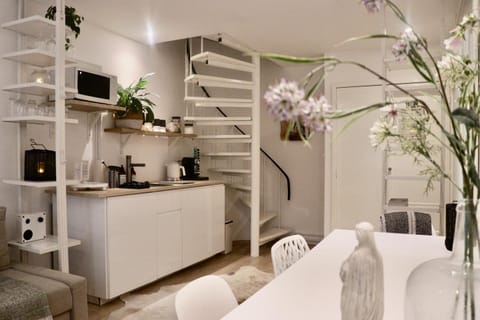 Coffee/tea facilities, Kitchen or kitchenette, Dining area