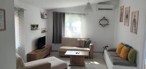 TV and multimedia, Living room, Seating area, air conditioner