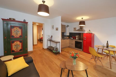 Kitchen or kitchenette, Seating area, Dining area, stove