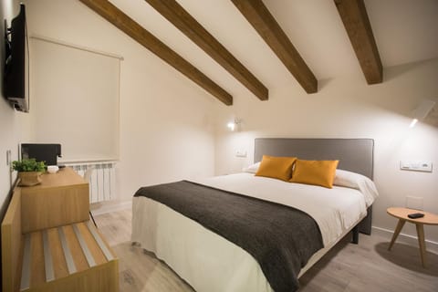 Property building, Bed, Photo of the whole room, Bedroom