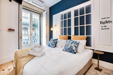 Bed, Photo of the whole room, Decorative detail, Bedroom, towels
