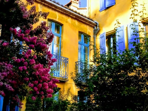 Property building, Facade/entrance, Garden, Garden view
