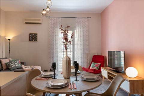 TV and multimedia, Living room, Photo of the whole room, Dining area