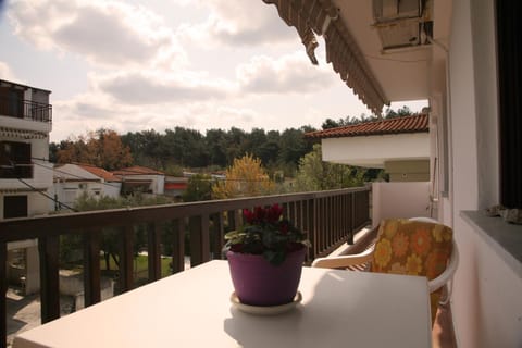 Balcony/Terrace, Balcony/Terrace, Mountain view, Quiet street view