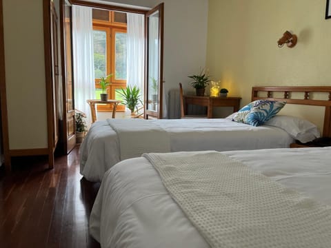 Bed, Photo of the whole room, Bedroom, Mountain view, Street view