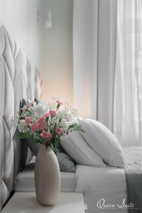 Bed, Living room, Photo of the whole room, Seating area, Bedroom