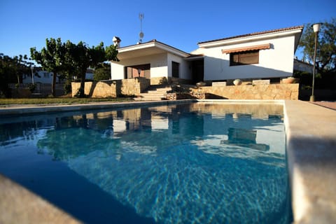 Facade/entrance, Swimming pool