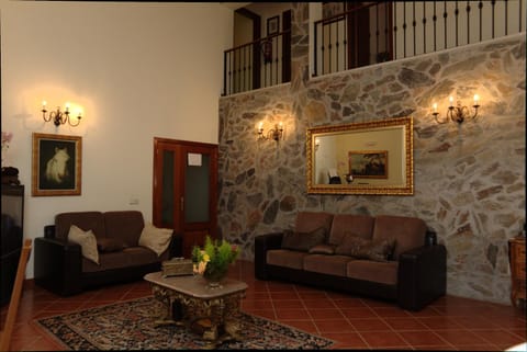 Communal lounge/ TV room, Decorative detail, Alcoholic drinks, Non alcoholic drinks