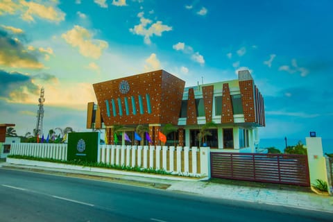 Facade/entrance
