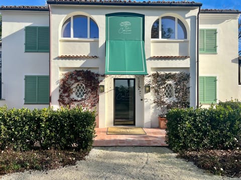 Property building, Facade/entrance, Day